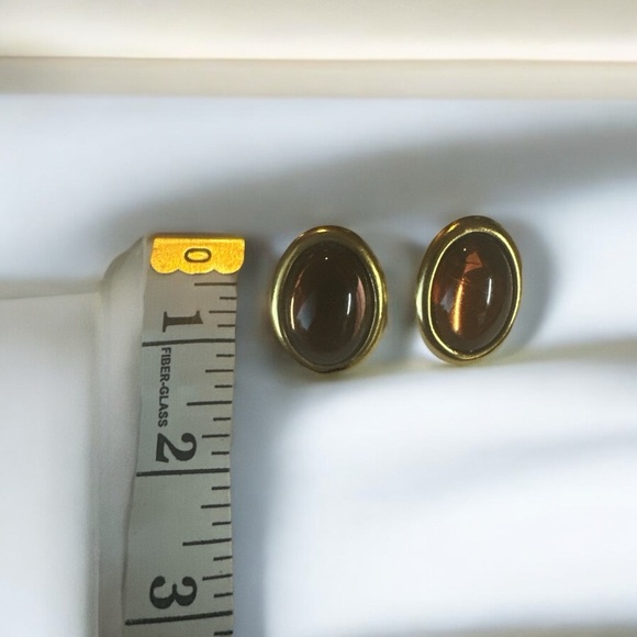 Vintage-Inspired Oval Stud Earrings – Brown Cat’s Eye Look | Gold-Tone Setting - Picture 5 of 5